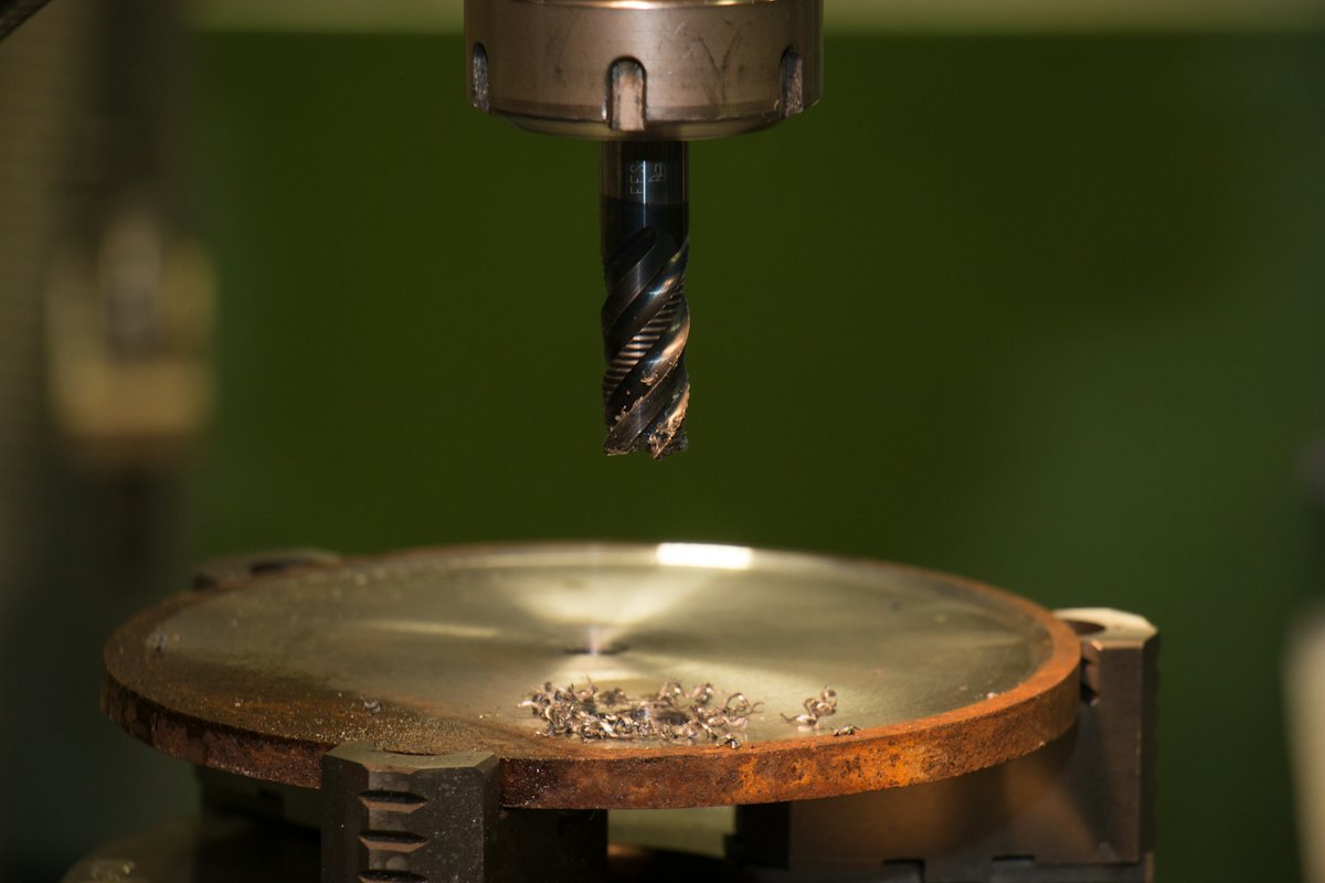 Cutting tool above a metal plate covered in chips
